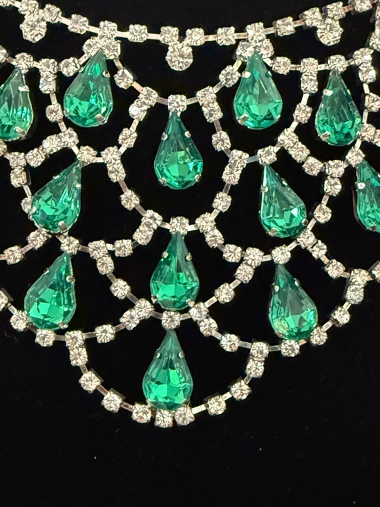 Striking collar-style Emerald-green teardrop stones with Rhinestones - Picture 7 of 8